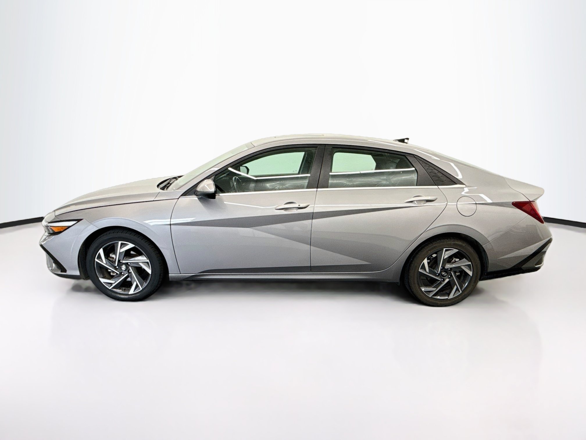 Used 2025 Hyundai Elantra SEL FWD image 4