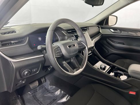 Used 2023 Jeep Grand Cherokee Laredo w/ Luxury Tech Group I image 9