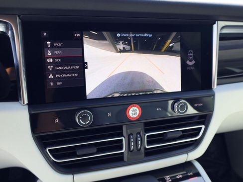 Certified 2025 Porsche Macan AWD/4WD image 19