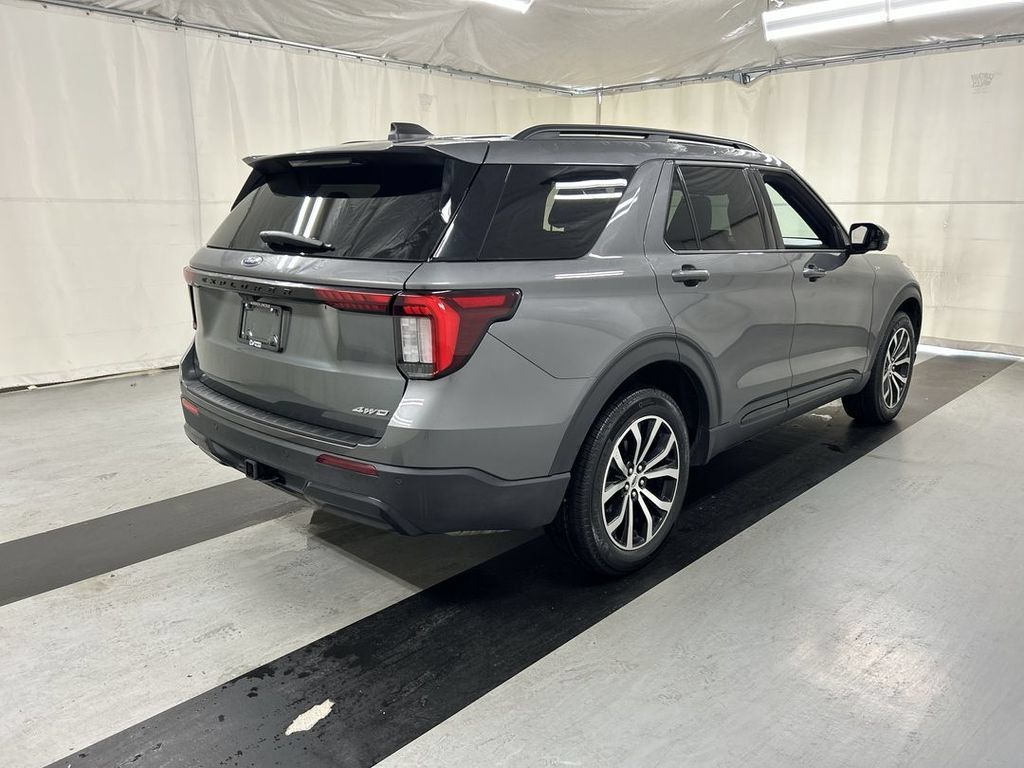 Used 2026 Ford Explorer ST-Line AWD/4WD image 2