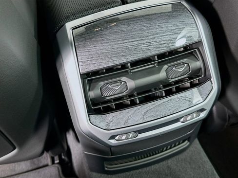 Used 2025 BMW i7 eDrive50 w/ Executive Package image 18