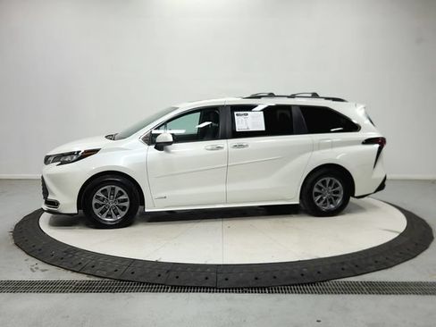 Used 2021 Toyota Sienna XLE FWD image 5