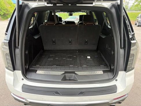 Used 2025 Chevrolet Suburban High Country AWD/4WD image 24