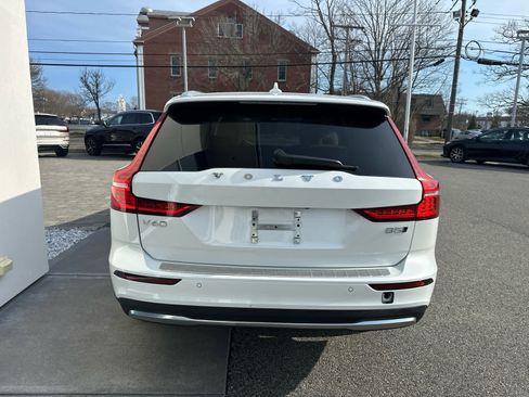 Used 2023 Volvo V60 B5 Cross Country Plus w/ Climate Package image 10