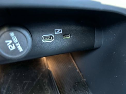 Used 2025 Volvo XC40 B5 Plus image 31