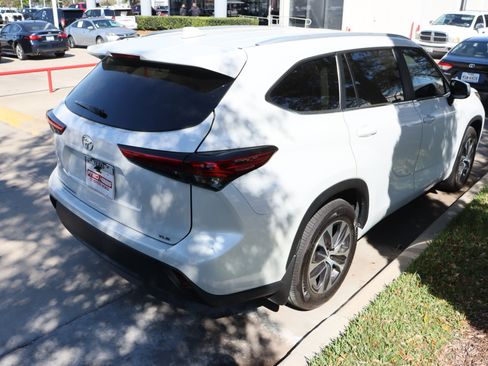 Used 2023 Toyota Highlander XLE image 10