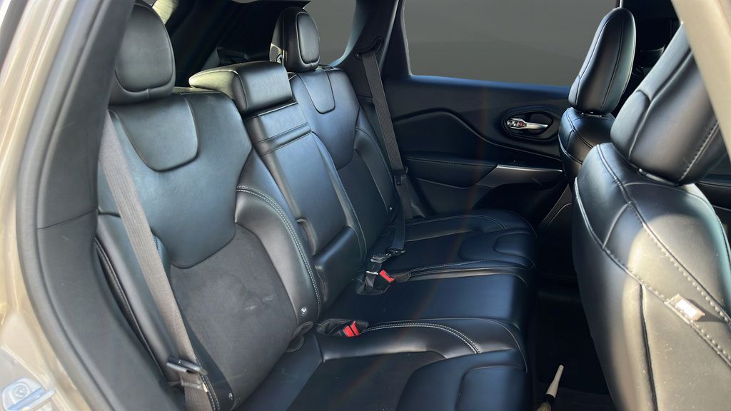 Used 2019 Jeep Cherokee Latitude Plus w/ Comfort/Convenience Group FWD image 24