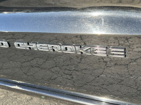 Used 2018 Jeep Grand Cherokee Altitude image 10