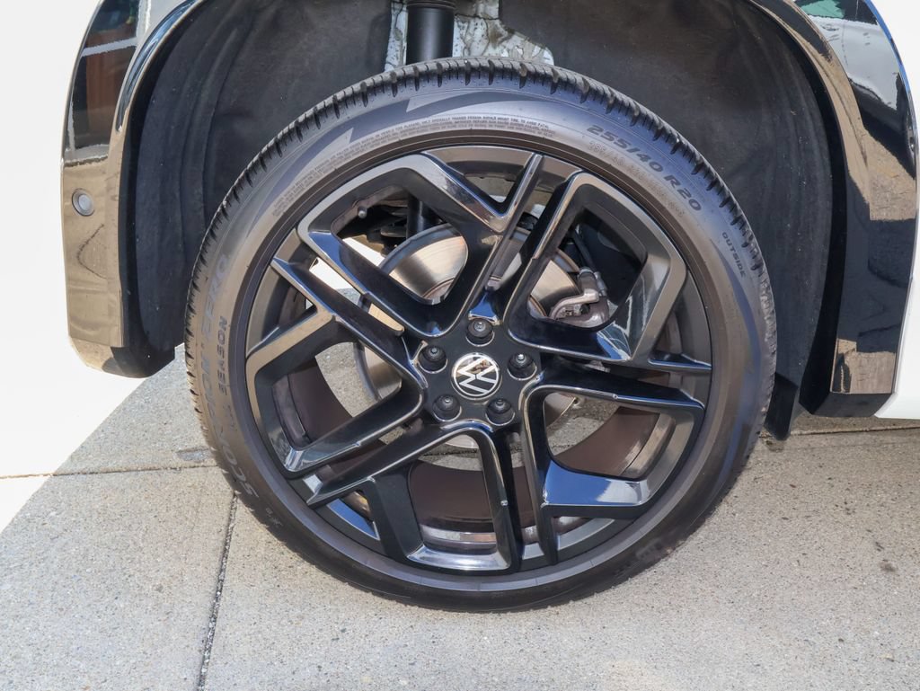 Certified 2025 Volkswagen Tiguan SE R-Line AWD/4WD image 9