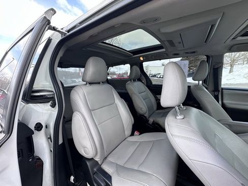 Used 2017 Toyota Sienna Limited image 9