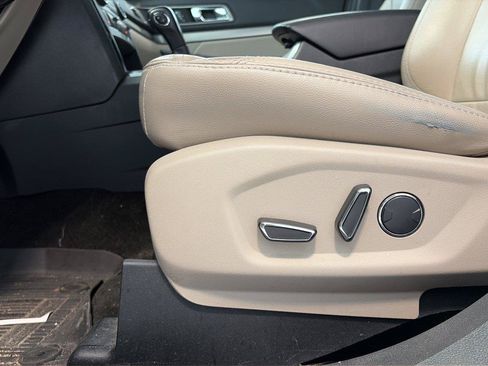 Used 2018 Ford Explorer XLT w/ Equipment Group 202A FWD image 22
