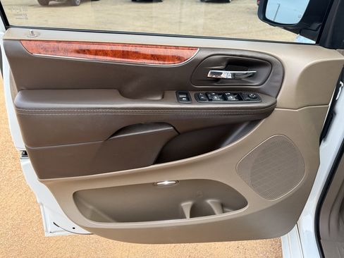 Used 2015 Chrysler Town & Country Touring w/ Driver Convenience Group image 12