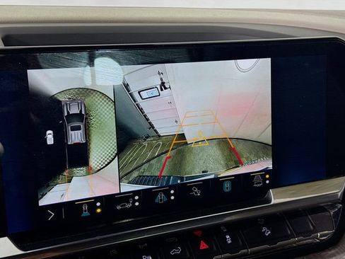 Used 2024 Chevrolet Silverado 2500 LTZ w/ LTZ Convenience Package image 17