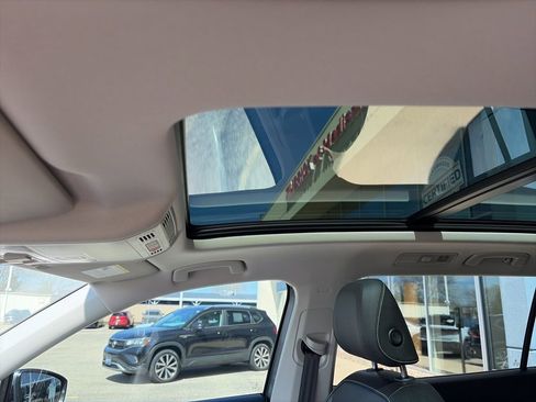 Certified 2023 Volkswagen Tiguan SE w/ Panoramic Sunroof Package image 16