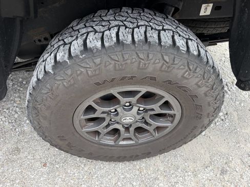 Used 2018 Toyota Tacoma SR5 AWD/4WD image 9