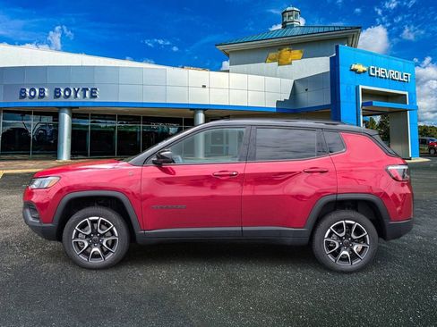Used 2025 Jeep Compass Trailhawk AWD/4WD image 7