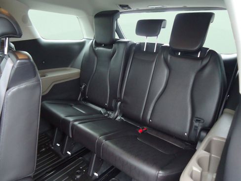 Used 2025 Kia Carnival FWD image 30