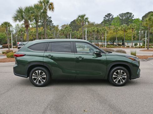Used 2023 Toyota Highlander XLE image 2