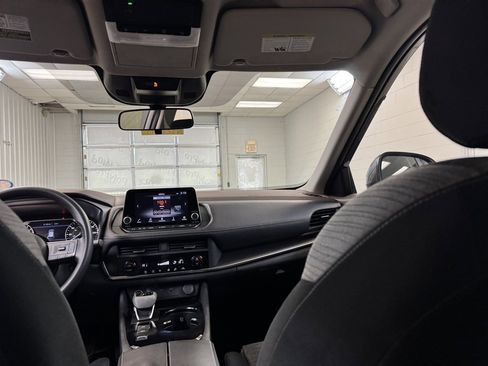 Used 2023 Nissan Rogue SV image 21