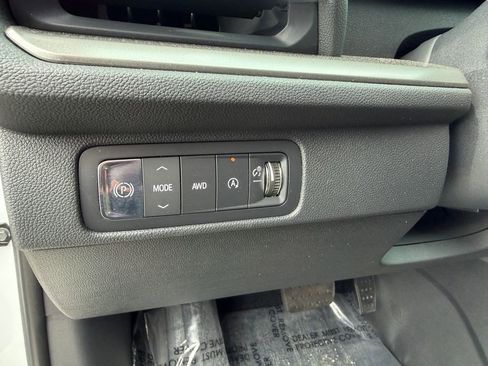 Used 2025 Chevrolet Traverse LT AWD/4WD image 16