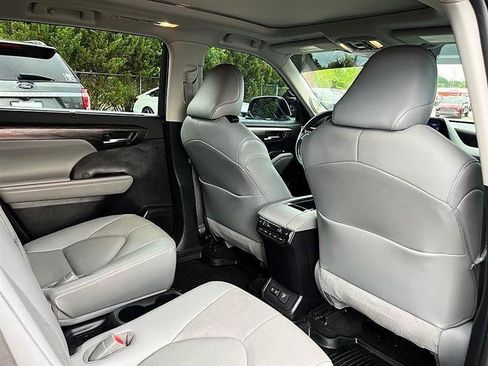 Used 2021 Toyota Highlander Platinum FWD image 41