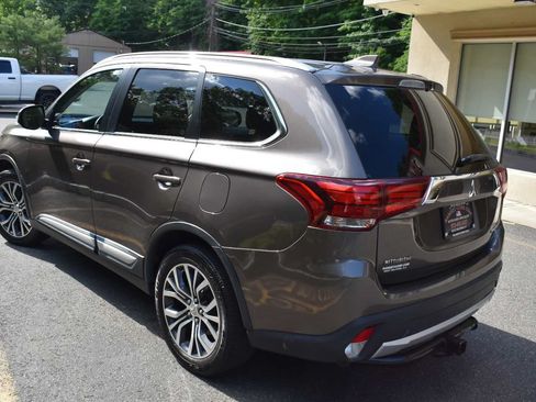 Used 2017 Mitsubishi Outlander SE AWD/4WD image 6