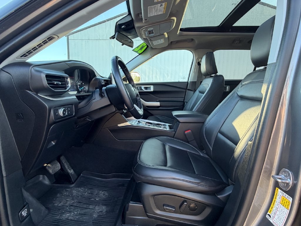 Used 2022 Ford Explorer XLT w/ Equipment Group 202A AWD/4WD image 21