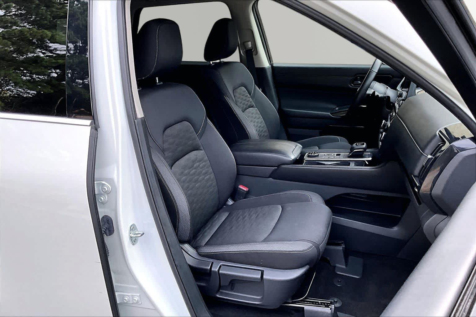Used 2025 Nissan Pathfinder SV AWD/4WD image 9
