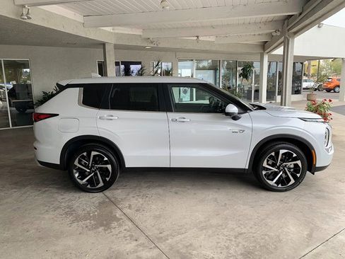 New 2025 Mitsubishi Outlander SE image 2