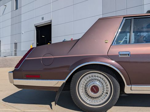 Used 1987 Lincoln Continental Signature RWD image 37