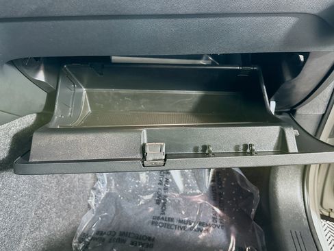 Used 2025 Volvo XC40 B5 Core image 32