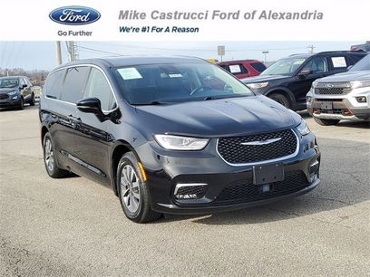 Used 2024 Chrysler Pacifica Select