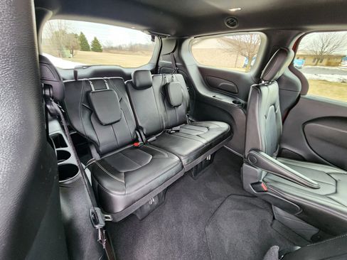 Used 2025 Chrysler Pacifica Select image 22