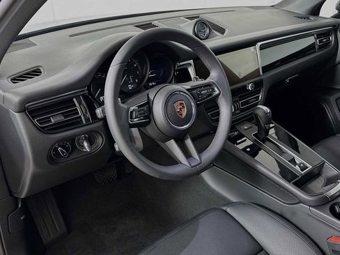 Certified 2025 Porsche Macan image 4