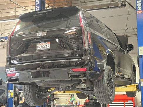 Used 2024 Cadillac Escalade ESV Sport Platinum w/ LPO, ONYX Package AWD/4WD image 3