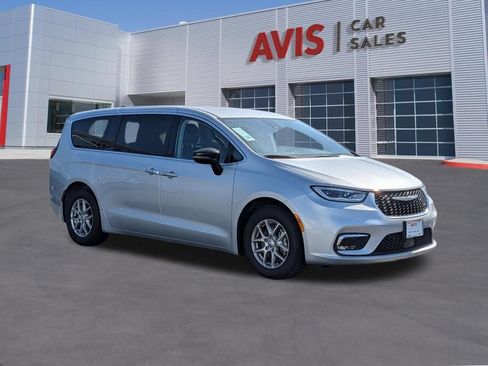 Used 2024 Chrysler Pacifica Touring-L FWD image 3