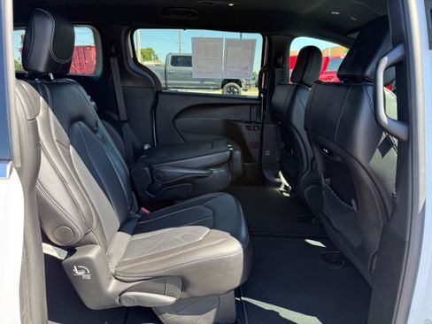 Used 2025 Chrysler Pacifica Select FWD image 24