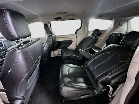 Used 2024 Chrysler Pacifica Touring-L FWD image 27