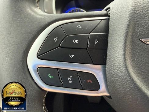 Used 2024 Chrysler Pacifica Touring-L FWD image 10