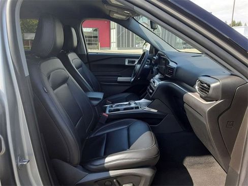 Used 2022 Ford Explorer XLT w/ Equipment Group 202A image 50