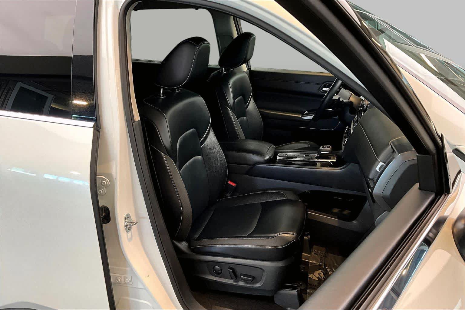 Used 2024 Nissan Pathfinder SL FWD image 9