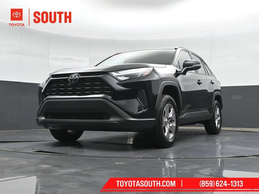 Used 2025 Toyota RAV4 XLE AWD/4WD image 38