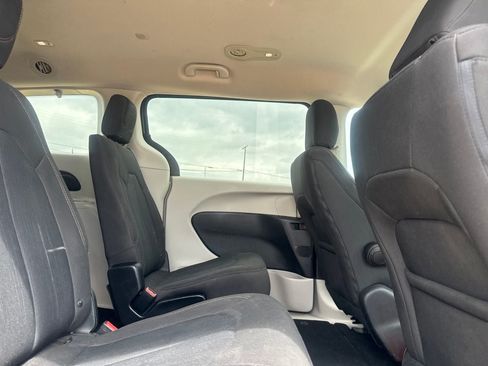 Used 2017 Chrysler Pacifica Touring FWD image 28