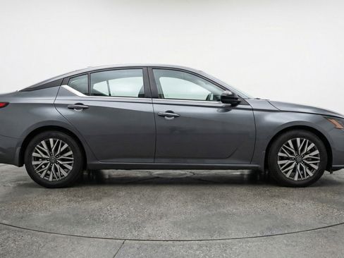 Used 2025 Nissan Altima 2.5 SV FWD image 11