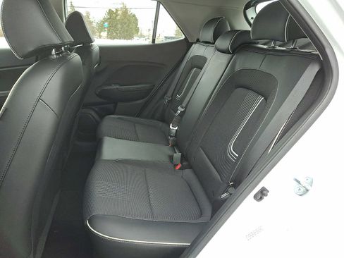 Used 2023 Hyundai Venue Limited image 9