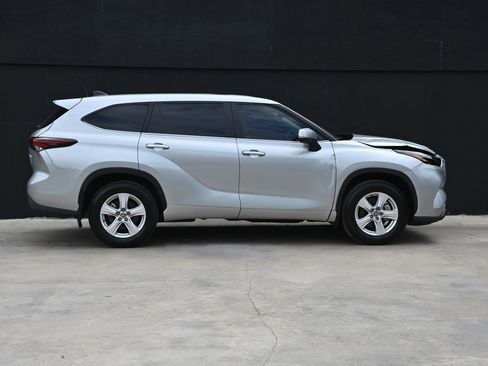 Used 2025 Toyota Highlander LE image 6