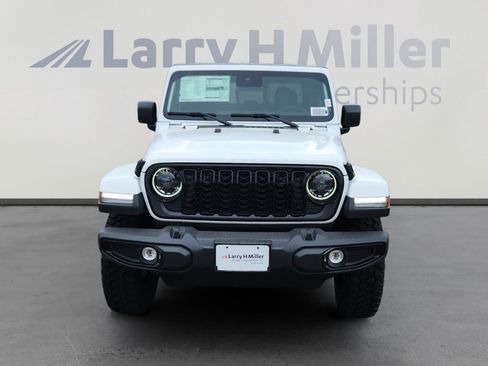 New 2025 Jeep Gladiator Willys image 9