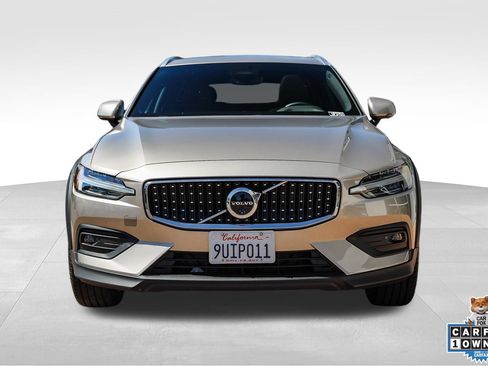 Used 2025 Volvo V60 B5 Cross Country Plus AWD/4WD image 2