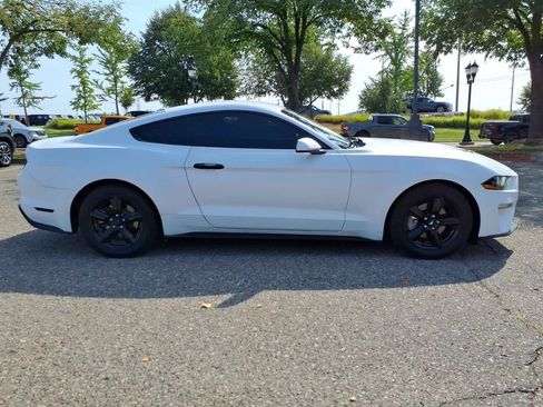 Used 2018 Ford Mustang Coupe RWD image 6