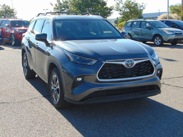 Used 2022 Toyota Highlander XLE AWD/4WD image 9